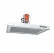Hvid, flad emhætte med metalfilter, to spots og tre knapper og en orange spjældmotor monteret oven på