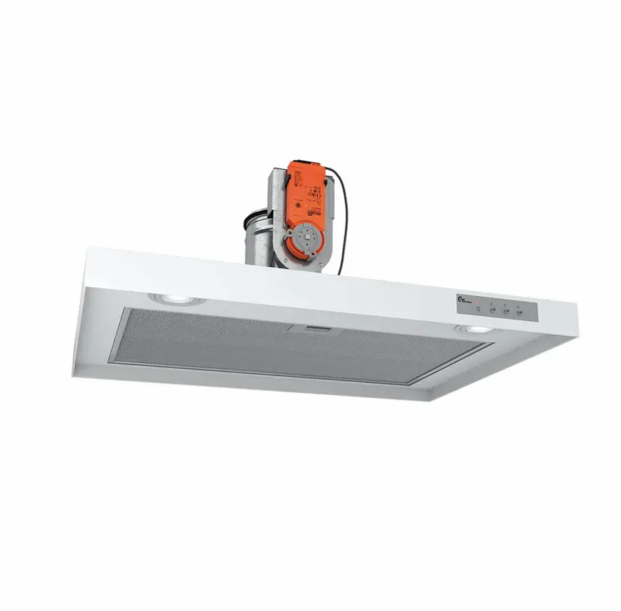 Hvid, flad emhætte med metalfilter, to spots og tre knapper og en orange spjældmotor monteret oven på